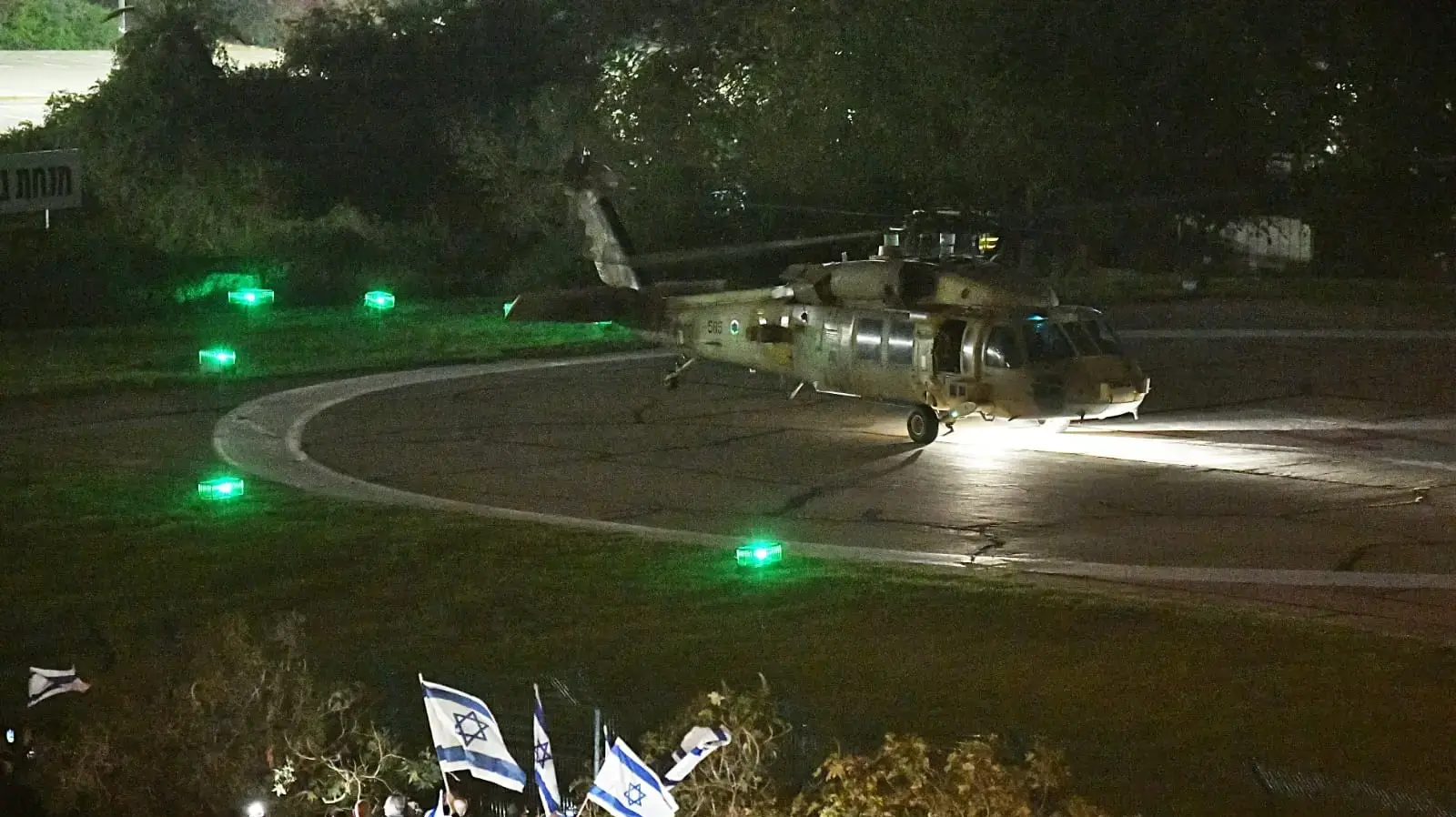 מסוק שהוביל את החטופים נחת בבית החולים שניידר, פתח תקווה. 24 בנובמבר 2023 מסוק שהוביל את החטופים נחת בבית החולים שניידר, פתח תקווה. 24 בנובמבר 2023