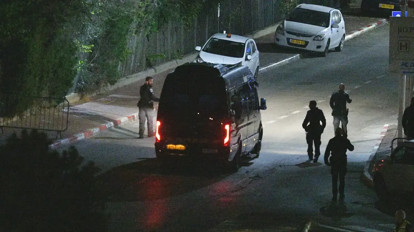 שיירת מכוניות בעקבות הגעת החטופים לבית החולים שניידר, פתח תקווה. 24 בנובמבר 2023 שיירת מכוניות בעקבות הגעת החטופים לבית החולים שניידר, פתח תקווה. 24 בנובמבר 2023