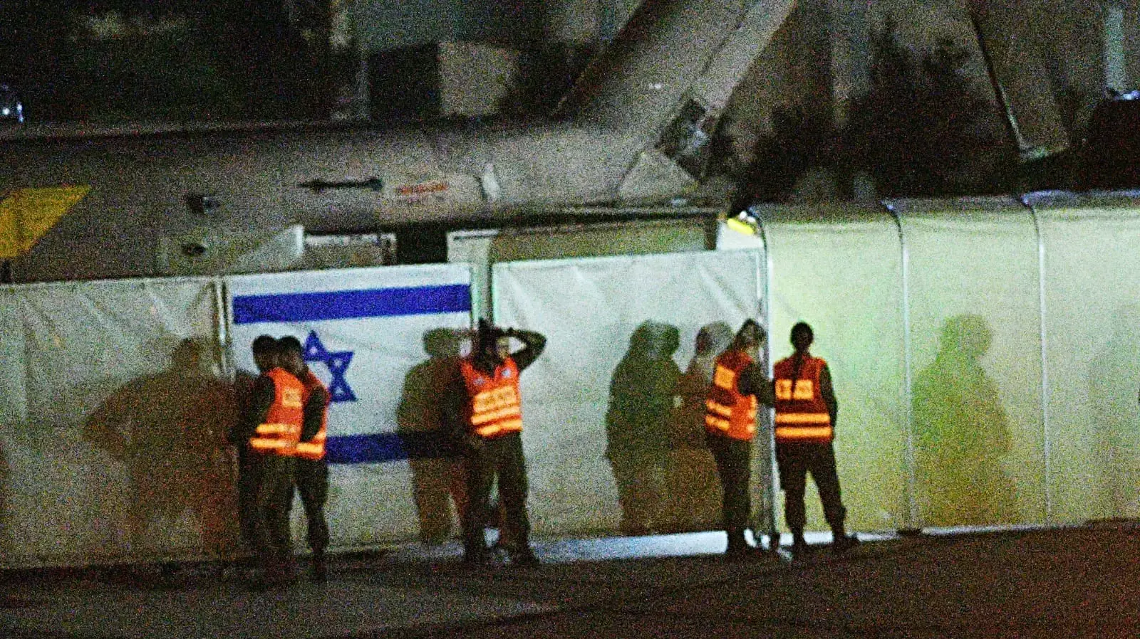 הובלת החטופים לבית החולים שניידר, פתח תקווה. 24 בנובמבר 2023 הובלת החטופים לבית החולים שניידר, פתח תקווה. 24 בנובמבר 2023