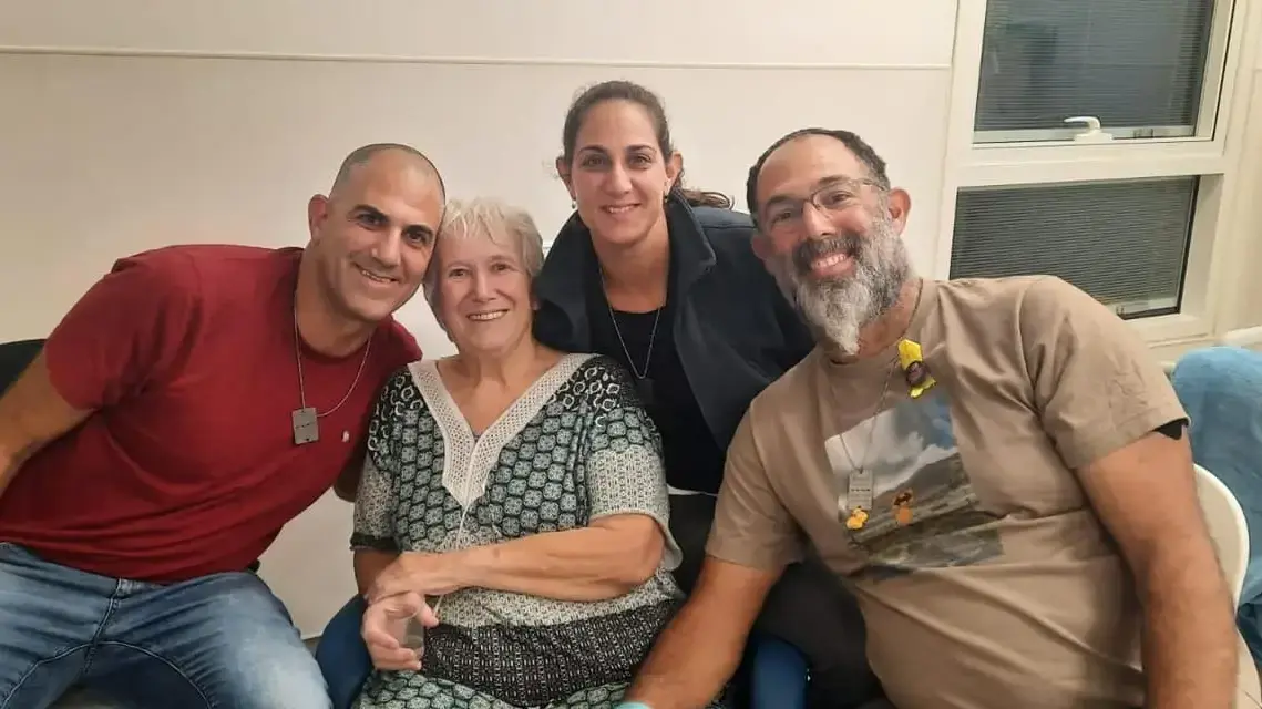 בנה של מרגלית, ששבה לישראל, באיחוד המרגש: "אמא חזרה!". 25 בנובמבר 2023 בנה של מרגלית, ששבה לישראל, באיחוד המרגש: "אמא חזרה!". 25 בנובמבר 2023