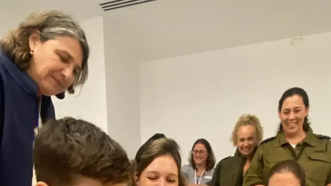 אוהד מונדר בבית החולים שניידר לאחר שחרורו משבי החמאס, 25 בנובמבר 2023 אוהד מונדר בבית החולים שניידר לאחר שחרורו משבי החמאס, 25 בנובמבר 2023