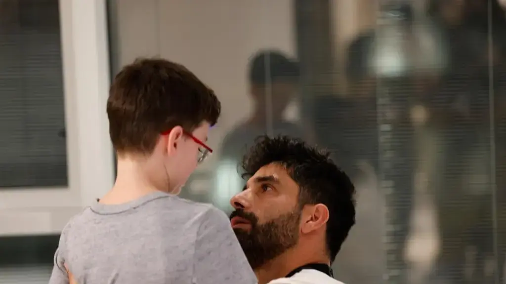 אוהד מונדר בבית החולים שניידר לאחר שחרורו משבי החמאס, 25 בנובמבר 2023