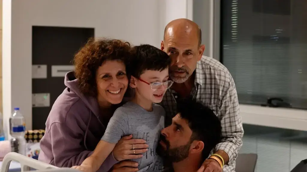 אוהד מונדר ומשפחתו בבית החולים שניידר לאחר שחרורו משבי החמאס, 25 בנובמבר 2023