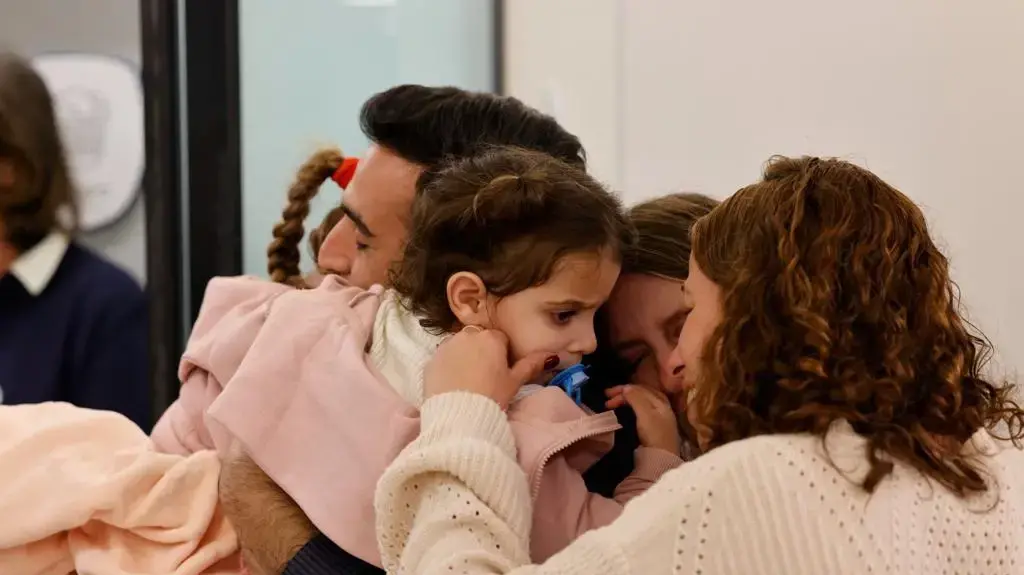 אביב אשר ,רז אשר, דורון כץ אשר נפגשו עם יוני אשר בבית החולים שניידר, 25 בנובמבר 2023 אביב אשר ,רז אשר, דורון כץ אשר נפגשו עם יוני אשר בבית החולים שניידר, 25 בנובמבר 2023