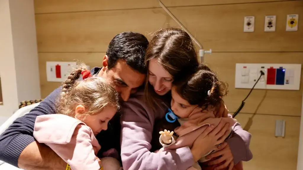 אביב אשר ,רז אשר, דורון כץ אשר נפגשו עם יוני אשר בבית החולים שניידר, 25 בנובמבר 2023 אביב אשר ,רז אשר, דורון כץ אשר נפגשו עם יוני אשר בבית החולים שניידר, 25 בנובמבר 2023