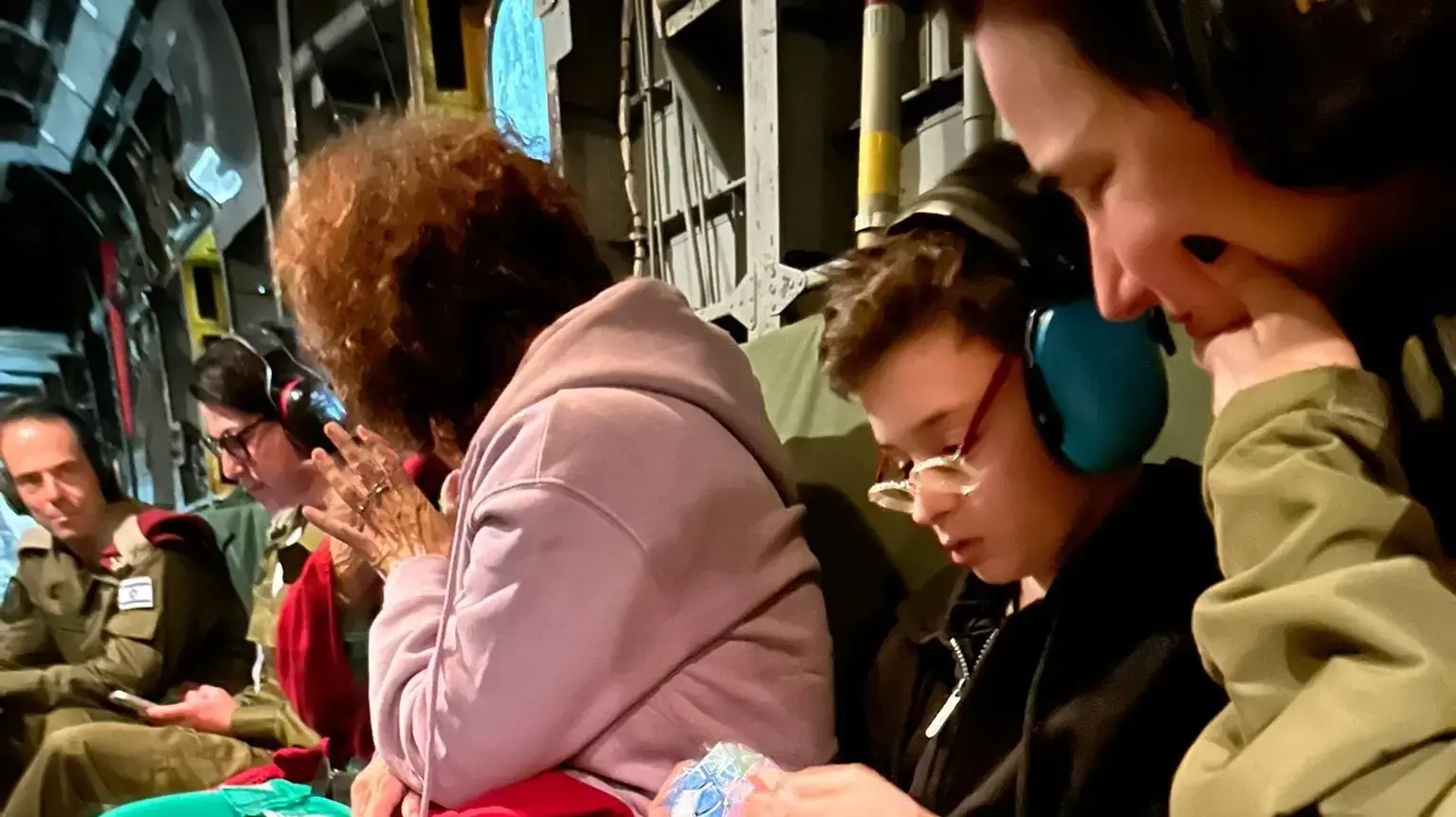 מימין לשמאל: הילד אוהד מונדר ומשמאלו האם קרן מונדר. 24 בנובמבר 2023