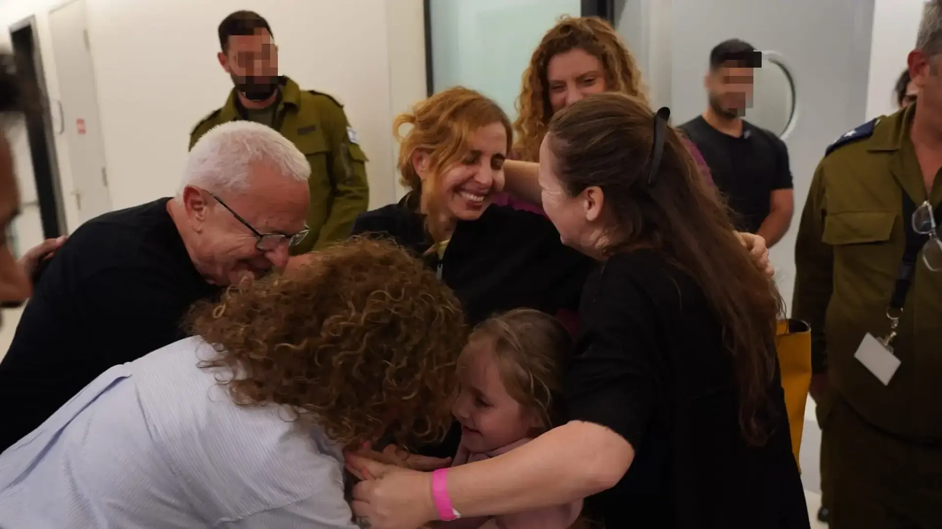 תיעוד שחרור דניאל ואמיליה אלוני, לבית החולים שניידר, פתח תקווה.  25 בנובמבר 2023