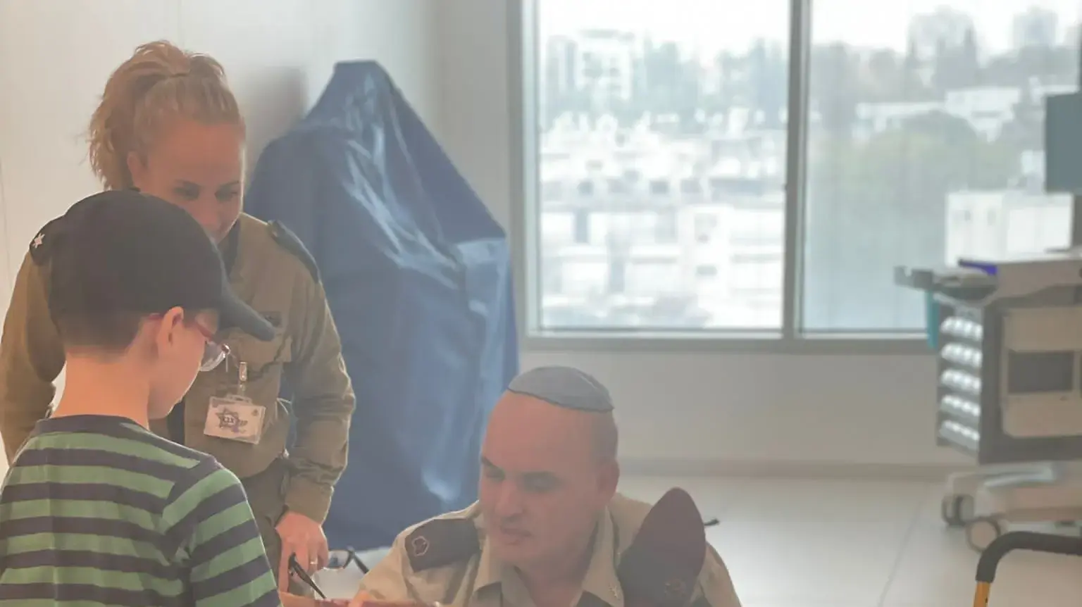 אוהד מונדר עם כוחות צה"ל בבית החולים שניידר, פתח תקווה. 25 בנובמבר 2023