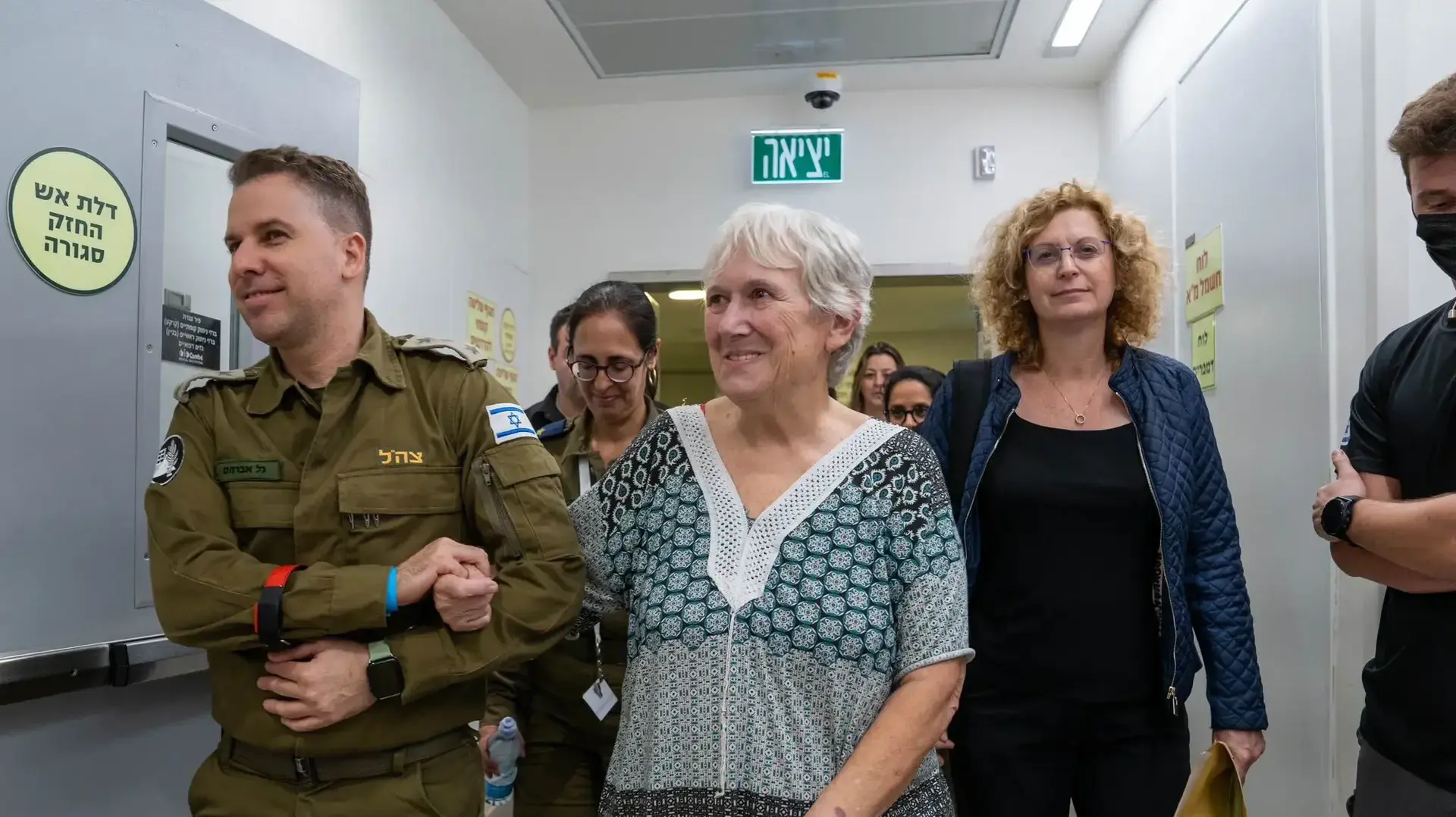 מרגלית מוזס מובלת על ידי כוחות צה"ל. 24 בנובמבר 2023 מרגלית מוזס מובלת על ידי כוחות צה"ל. 24 בנובמבר 2023