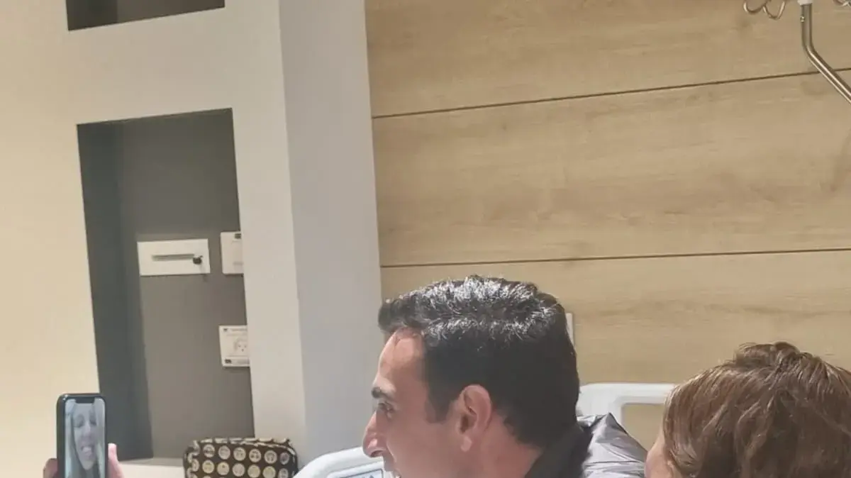 יוני אשר פוגש את אשתו דורון ובנותיו רז ואביב. בית החולים שניידר, פתח תקווה.  25 בנובמבר 2023