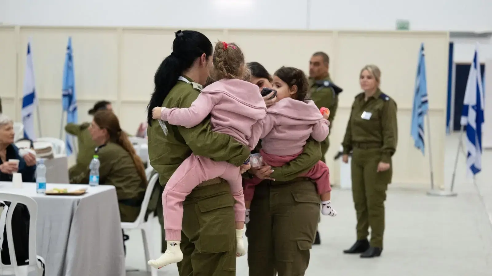 הילדות רז ואביב אשר, מחובקות על ידי כוחות צה"ל בשטח ישראל. 25 בנובמבר 2023