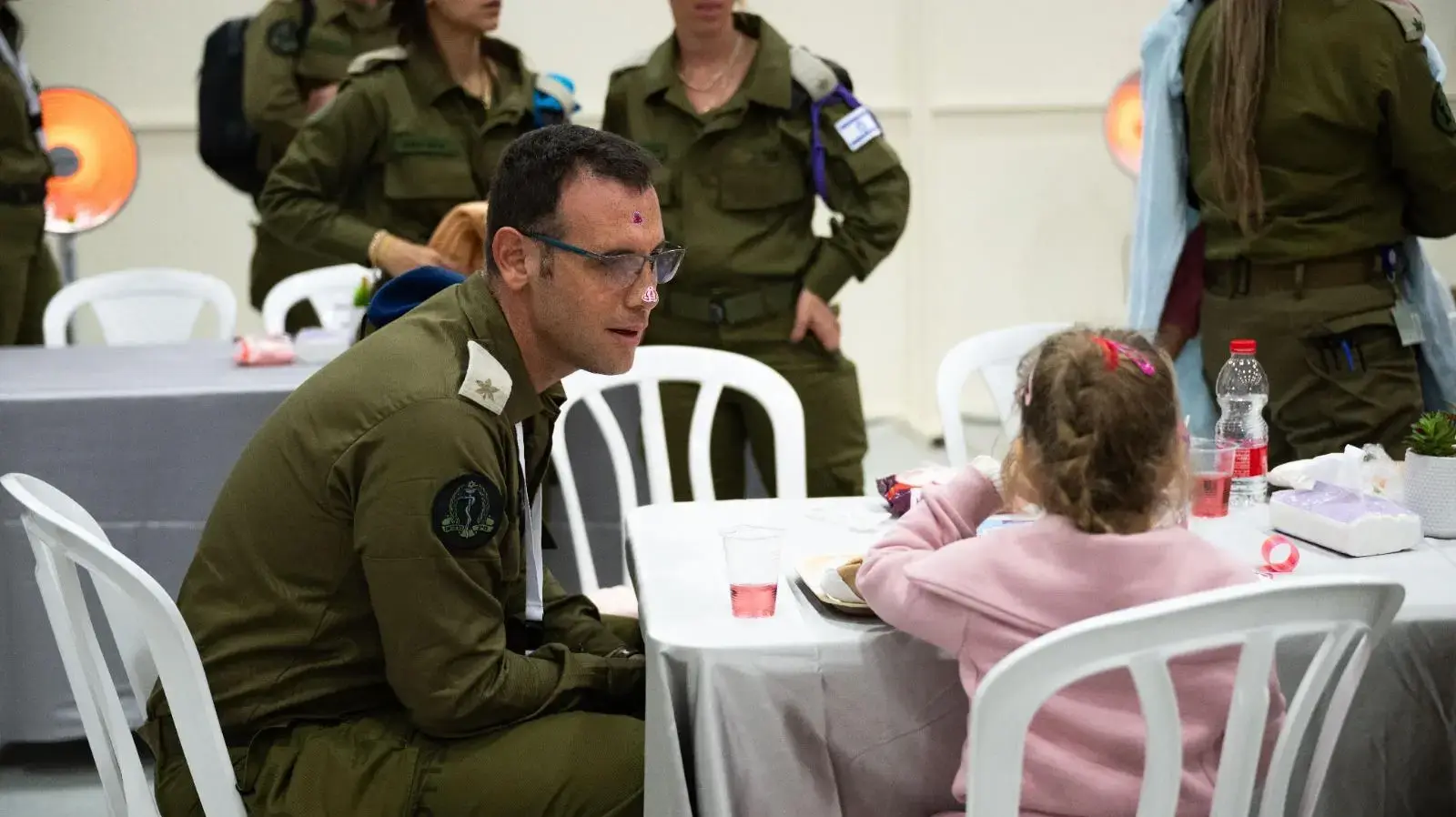 רז אשר עם כוחות צה"ל בשטחי ישראל. 24 בנובמבר 2023