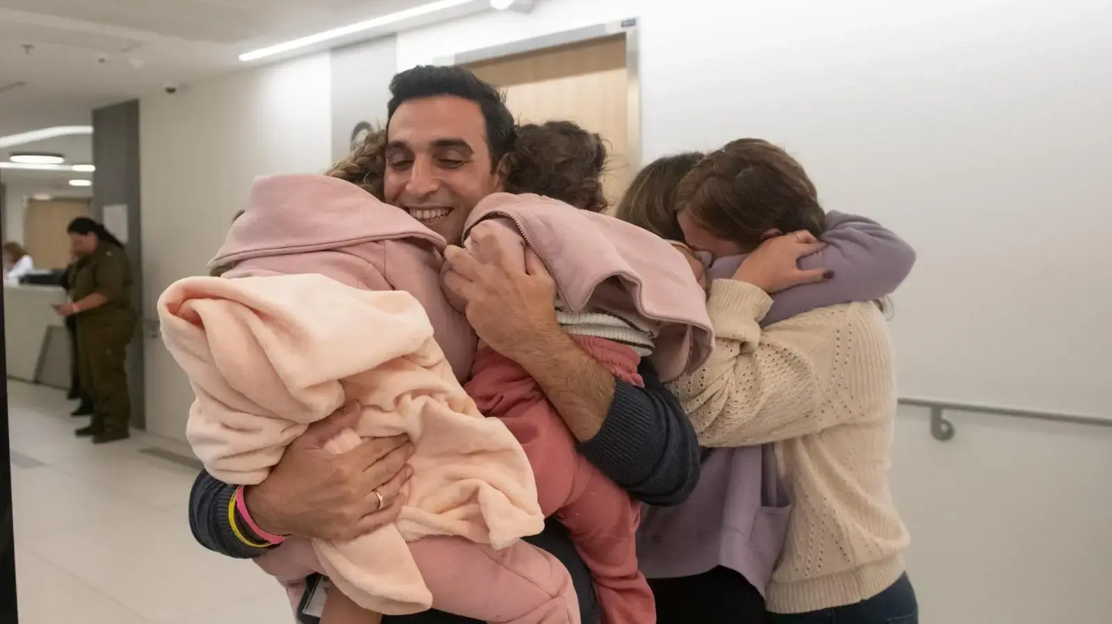 יוני אשר פוגש את אשתו דורון ובנותיו רז ואביב. בית החולים שניידר, פתח תקווה.  25 בנובמבר 2023