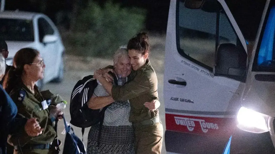 מרגלית מוזס מובלת על ידי כוחות צה"ל. 24 בנובמבר 2023 מרגלית מוזס מובלת על ידי כוחות צה"ל. 24 בנובמבר 2023