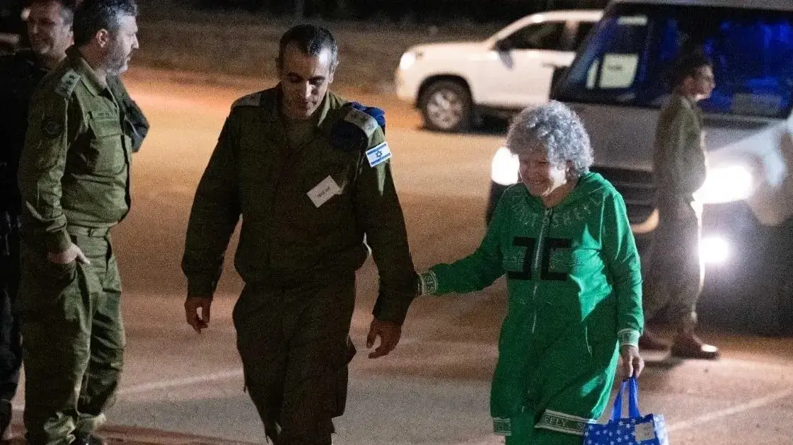 רותי מונדר מובלת חמאס | רותי מונדר לצד כוחות צה"ל. 24 בנובמבר 2023 רותי מונדר מובלת חמאס | רותי מונדר לצד כוחות צה"ל. 24 בנובמבר 2023
