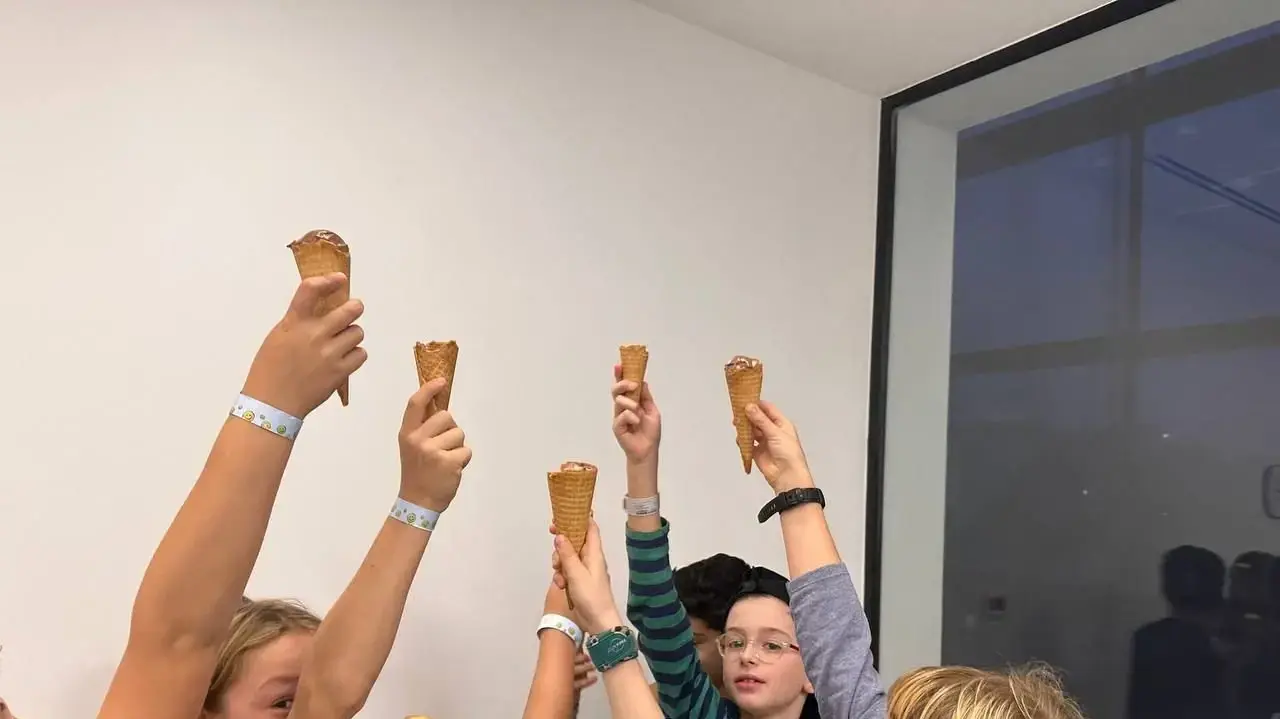 אוהד מונדר עם החברים. 25 בנובמבר 2023 אוהד מונדר עם החברים. 25 בנובמבר 2023