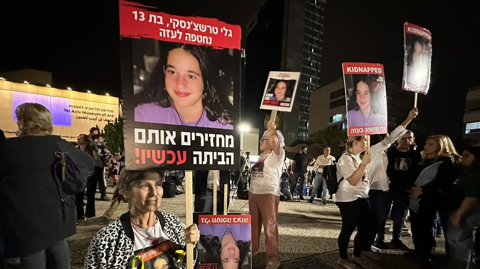 כיכר החטופים ברחבת מוזיאון תל אביב מתמלאת לקראת העצרת המציינת 50 ימים ל-7 באוקטובר. תל אביב כיכר החטופים ברחבת מוזיאון תל אביב מתמלאת לקראת העצרת המציינת 50 ימים ל-7 באוקטובר. תל אביב