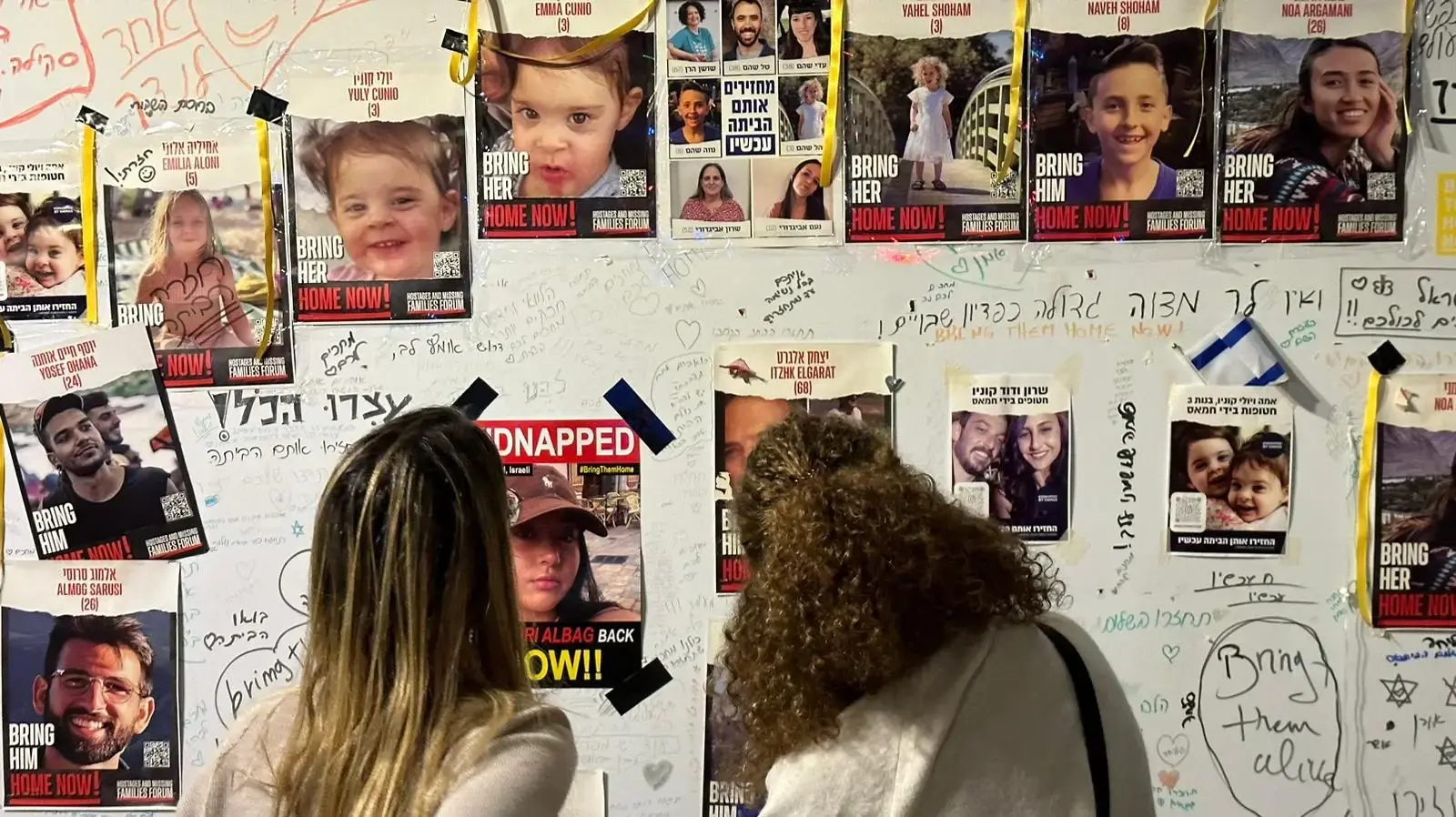 כיכר החטופים ברחבת מוזיאון תל אביב מתמלאת לקראת העצרת המציינת 50 ימים ל-7 באוקטובר. תל אביב כיכר החטופים ברחבת מוזיאון תל אביב מתמלאת לקראת העצרת המציינת 50 ימים ל-7 באוקטובר. תל אביב