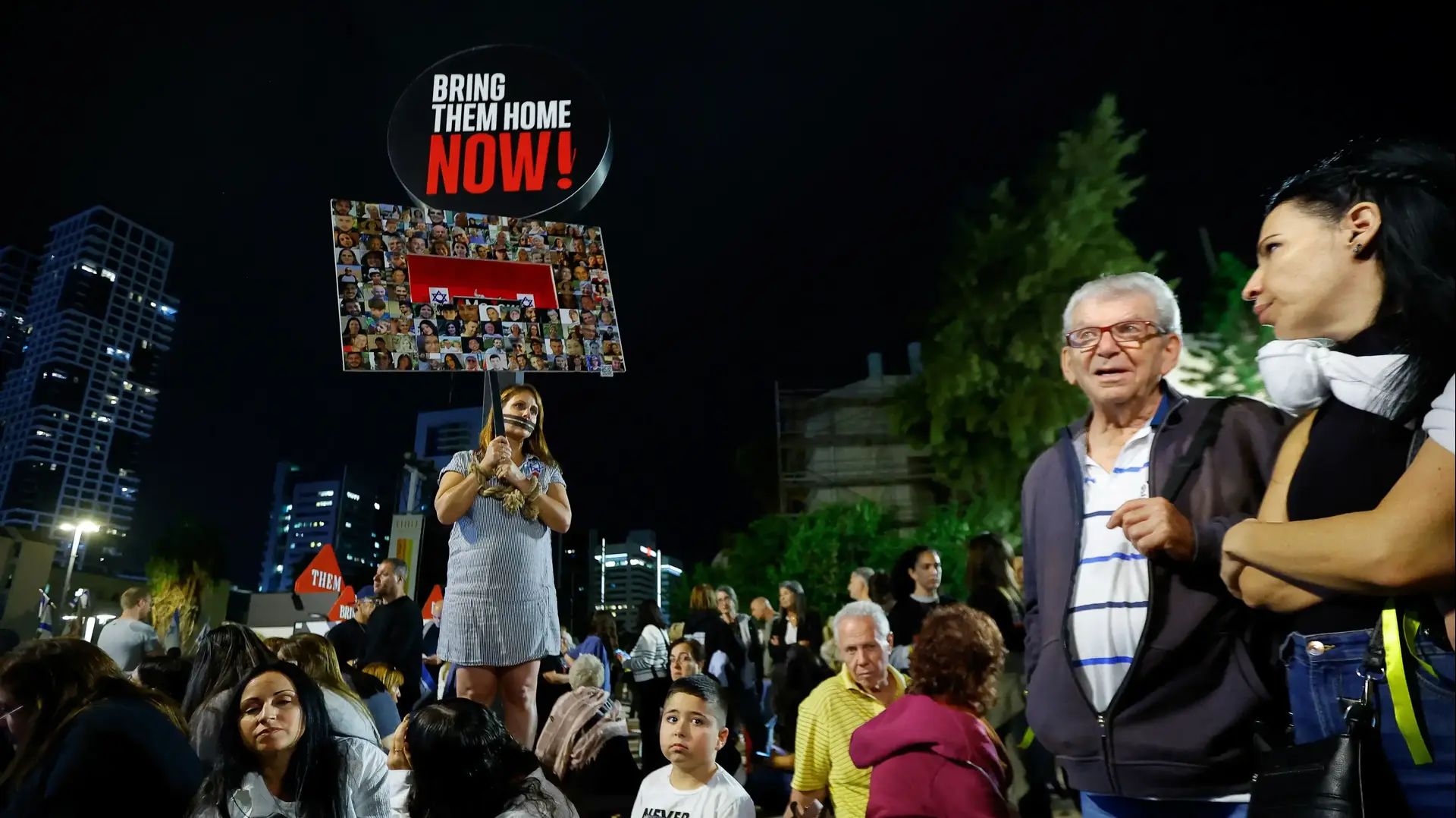 כיכר החטופים ברחבת מוזיאון תל אביב מתמלאת לקראת העצרת המציינת 50 ימים ל-7 באוקטובר. תל אביב כיכר החטופים ברחבת מוזיאון תל אביב מתמלאת לקראת העצרת המציינת 50 ימים ל-7 באוקטובר. תל אביב