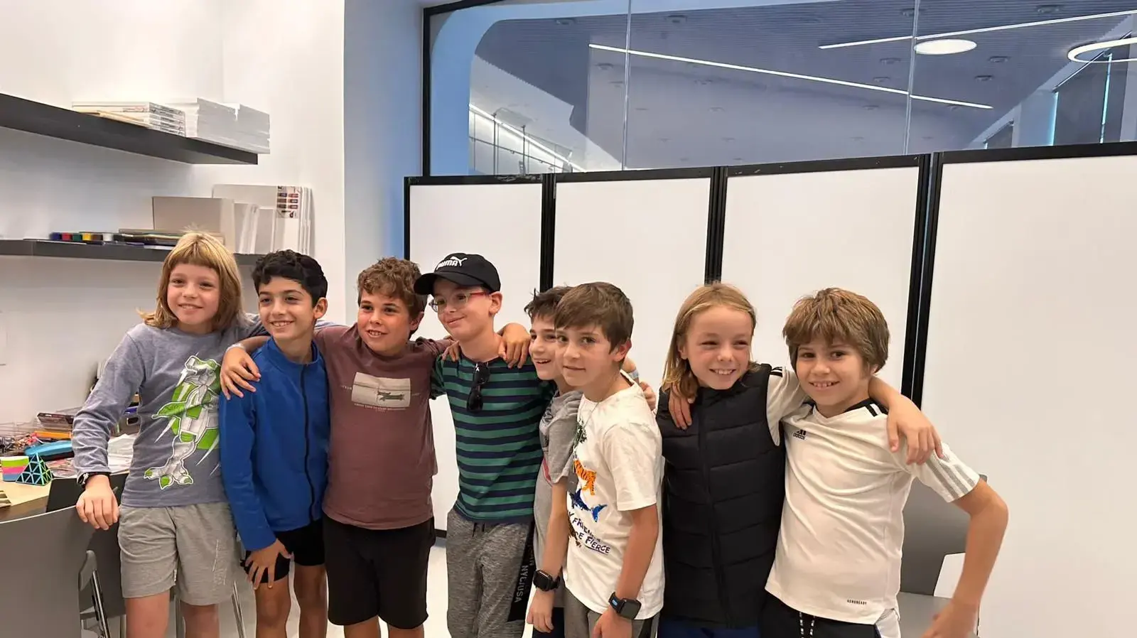 אוהד מונדר עם חבריו. 25 בנובמבר 2023 אוהד מונדר עם חבריו. 25 בנובמבר 2023