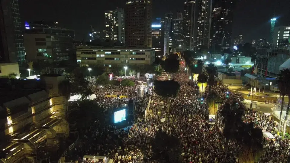 אלפים הגיעו לכיכר החטופים לעצרת המציינת 50 ימים ל-7 באוקטובר. תל אביב. 25 בנובמבר 2023 אלפים הגיעו לכיכר החטופים לעצרת המציינת 50 ימים ל-7 באוקטובר. תל אביב. 25 בנובמבר 2023