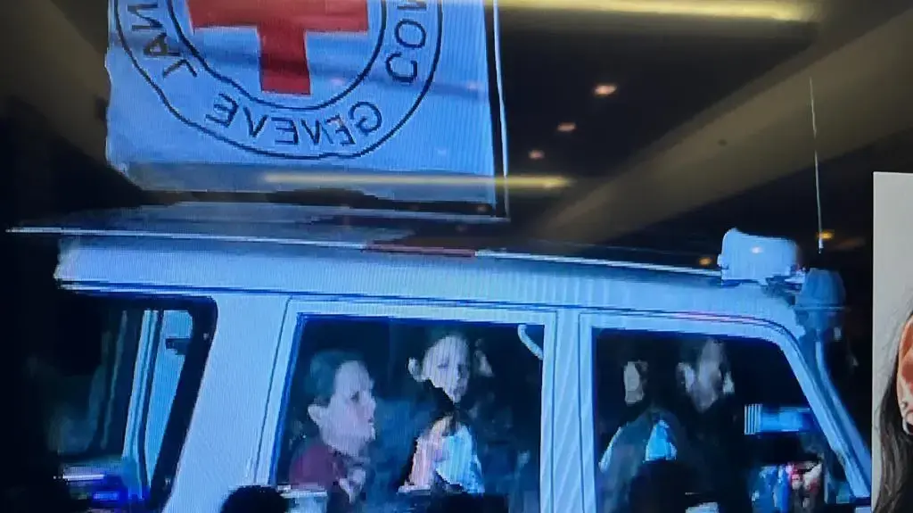 החטופים בדרכם מרצועת עזה למעבר רפיח. 25 בנובמבר 2023