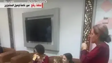הילדים החטופים יושבים על ספות במעבר רפיח. 25 בנובמבר 2023