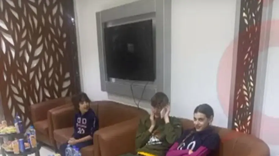 הילדים החטופים יושבים על ספות במעבר רפיח. 25 בנובמבר 2023 הילדים החטופים יושבים על ספות במעבר רפיח. 25 בנובמבר 2023