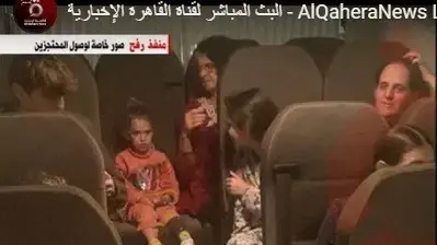 הילדים החטופים יושבים על ספות במעבר רפיח. 25 בנובמבר 2023