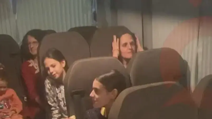 הילדים החטופים יושבים על ספות במעבר רפיח. 25 בנובמבר 2023