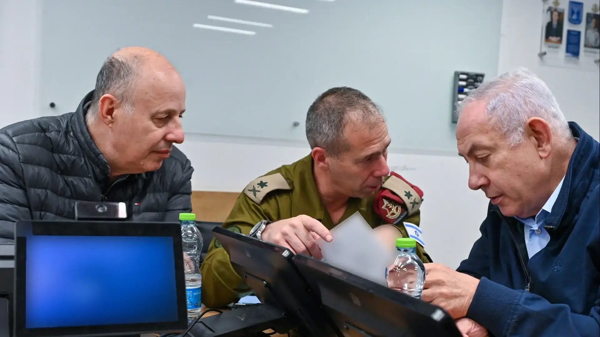 ראש הממשלה בנימין נתניהו בזמן מבצע שחרור הפעימה השנייה של חטופינו, חדר המבצעים של אמ"ץ, הקריה, תל אביב. 25 בנובמבר 2023
ראש הממשלה בנימין נתניהו בזמן מבצע שחרור הפעימה השנייה של חטופינו, חדר המבצעים של אמ"ץ, הקריה, תל אביב. 25 בנובמבר 2023