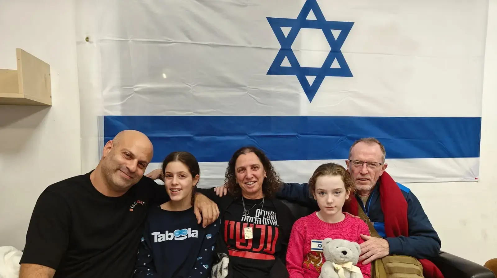 בני משפחה של אמילי הנד ושל הילה רותם חיכו להן בכרם שלום. 26 בנובמבר 2023 בני משפחה של אמילי הנד ושל הילה רותם חיכו להן בכרם שלום. 26 בנובמבר 2023