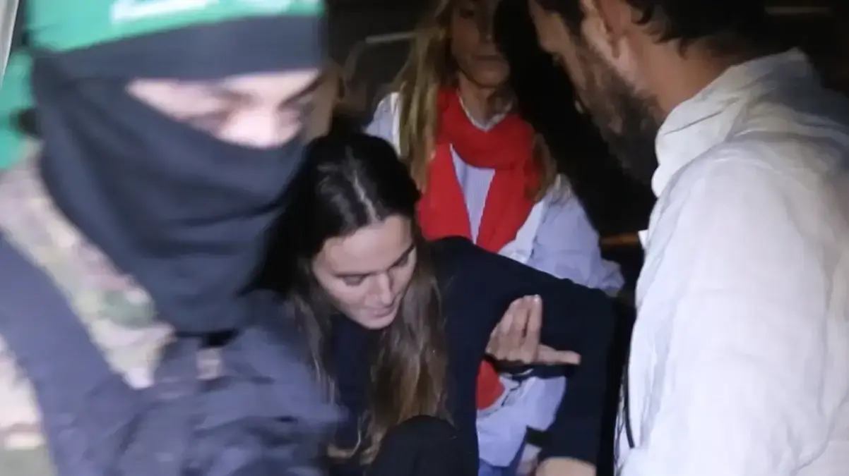 סרטון חמאס בו נראים החטופים הישראלים מובלים אל האמבולנס בדרך למעבר רפיח. 26 בנובמבר 2023 סרטון חמאס בו נראים החטופים הישראלים מובלים אל האמבולנס בדרך למעבר רפיח. 26 בנובמבר 2023