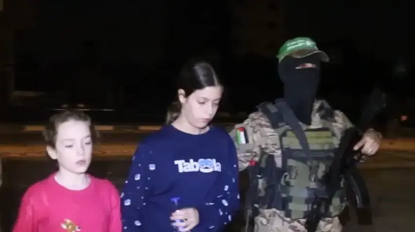 סרטון חמאס בו נראים החטופים הישראלים מובלים אל האמבולנס בדרך למעבר רפיח. 26 בנובמבר 2023 סרטון חמאס בו נראים החטופים הישראלים מובלים אל האמבולנס בדרך למעבר רפיח. 26 בנובמבר 2023
