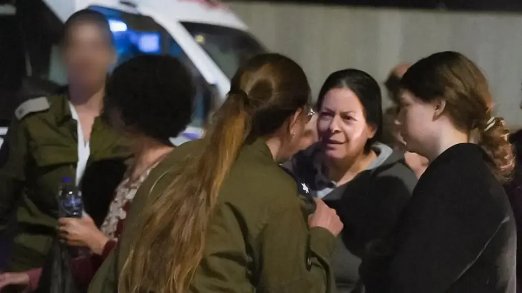 שירי ונוגה וייס ששוחררו משבי חמאס במערב כרם שלום שירי ונוגה וייס ששוחררו משבי חמאס במערב כרם שלום