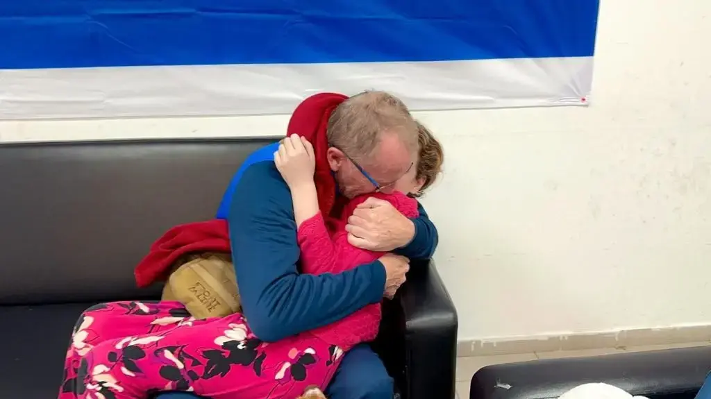 אמילי הנד ששוחררה משבי חמאס בפגישה עם אביה, אמילי הנד ששוחררה משבי חמאס בפגישה עם אביה אמילי הנד ששוחררה משבי חמאס בפגישה עם אביה, אמילי הנד ששוחררה משבי חמאס בפגישה עם אביה