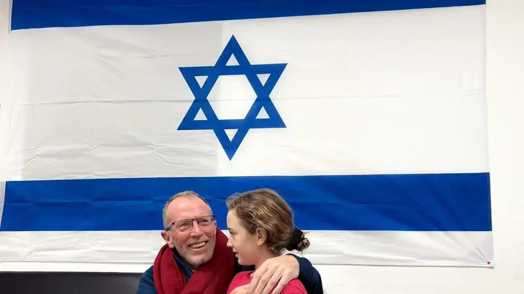 אמילי הנד ששוחררה משבי חמאס בפגישה עם אביה במעבר כרם שלום אמילי הנד ששוחררה משבי חמאס בפגישה עם אביה במעבר כרם שלום