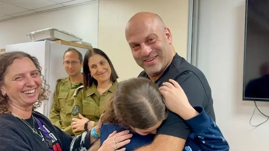 הילה רותם שושני ששוחררה משבי חמאס נפגשת עם דודה במעבר כרם שלום הילה רותם שושני ששוחררה משבי חמאס נפגשת עם דודה במעבר כרם שלום