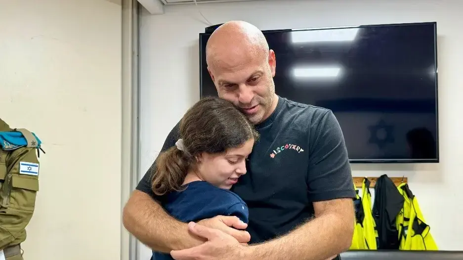 הילה רותם שושני ששוחררה משבי חמאס נפגשת עם דודה במעבר כרם שלום הילה רותם שושני ששוחררה משבי חמאס נפגשת עם דודה במעבר כרם שלום