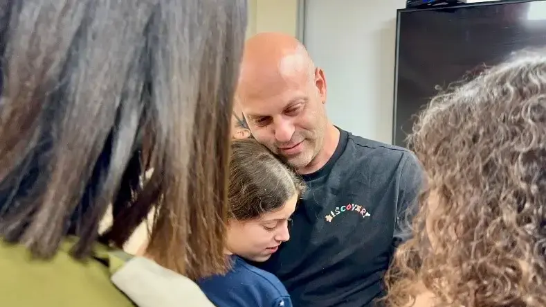 הילה רותם שושני ששוחררה משבי חמאס נפגשת עם דודה במעבר כרם שלום הילה רותם שושני ששוחררה משבי חמאס נפגשת עם דודה במעבר כרם שלום