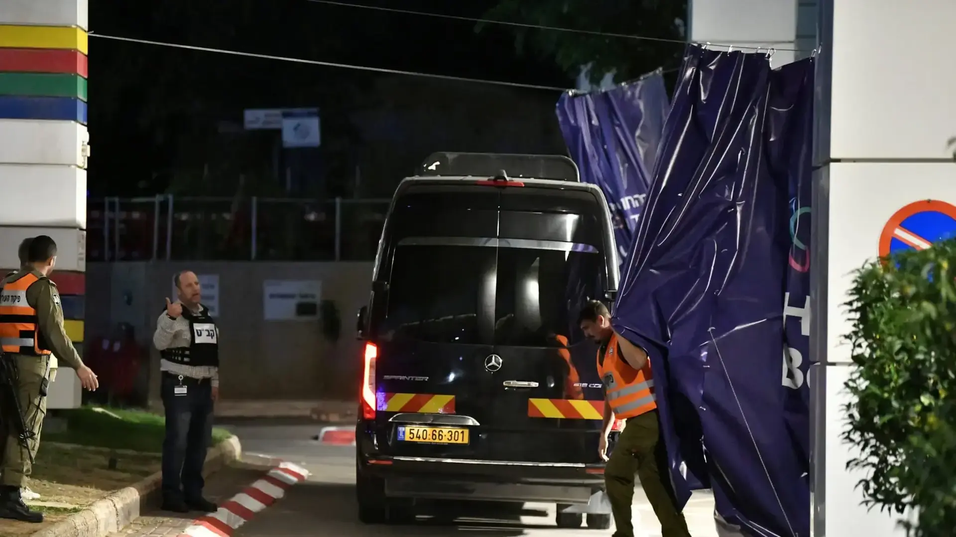 החטופים ששוחררו הגיעו לבית חולים שיבא תל השומר החטופים ששוחררו הגיעו לבית חולים שיבא תל השומר