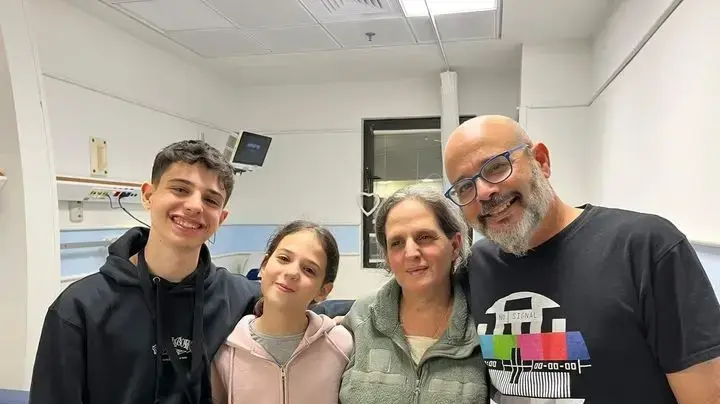 נעם ושרון אביגדורי עם האב חן והאח לאחר ששבו משבי חמאס נעם ושרון אביגדורי עם האב חן והאח לאחר ששבו משבי חמאס
