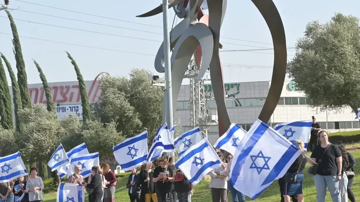 תושבי יבנה ממתינים לשובן של דניאל ואמיליה אלוני ששבו משבי חמאס, 26 בנובמבר 2023 תושבי יבנה ממתינים לשובן של דניאל ואמיליה אלוני ששבו משבי חמאס, 26 בנובמבר 2023