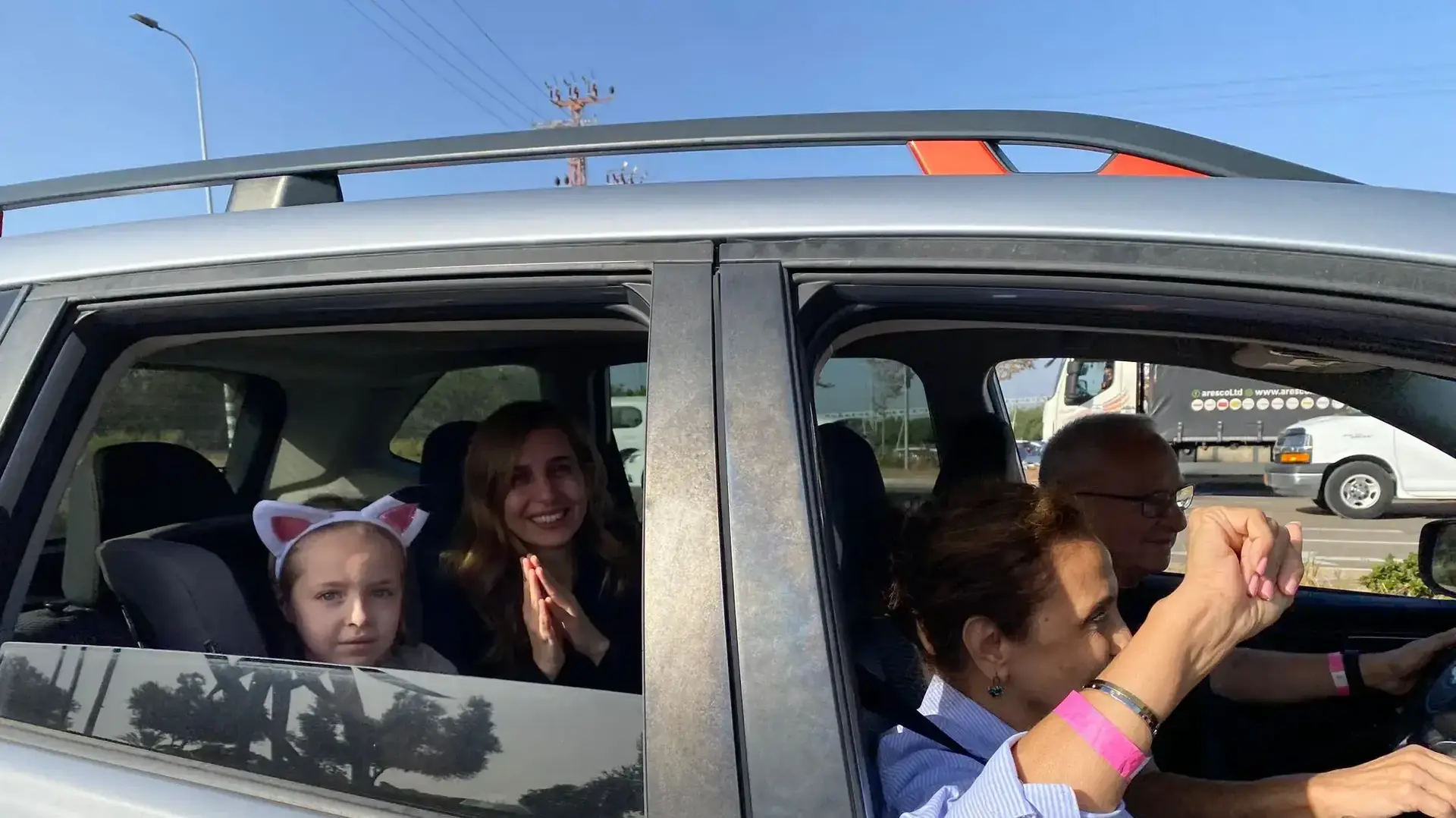 תושבי יבנה מלווים את חזרתן הביתה של דניאל ואמיליה אלוני ששבו משבי חמאס, 26 בנובמבר 2023 תושבי יבנה מלווים את חזרתן הביתה של דניאל ואמיליה אלוני ששבו משבי חמאס, 26 בנובמבר 2023