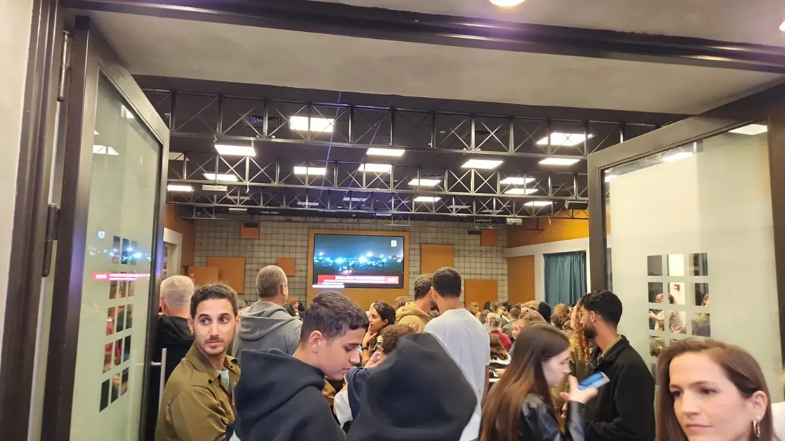 תושבי קיבוץ כפר עזה יושבים יחד באולם במלון שפיים, בו שוהות מרבית משפחות הקיבוץ כבר שבעה שבועות. 26 בנובמבר 2023 תושבי קיבוץ כפר עזה יושבים יחד באולם במלון שפיים, בו שוהות מרבית משפחות הקיבוץ כבר שבעה שבועות. 26 בנובמבר 2023