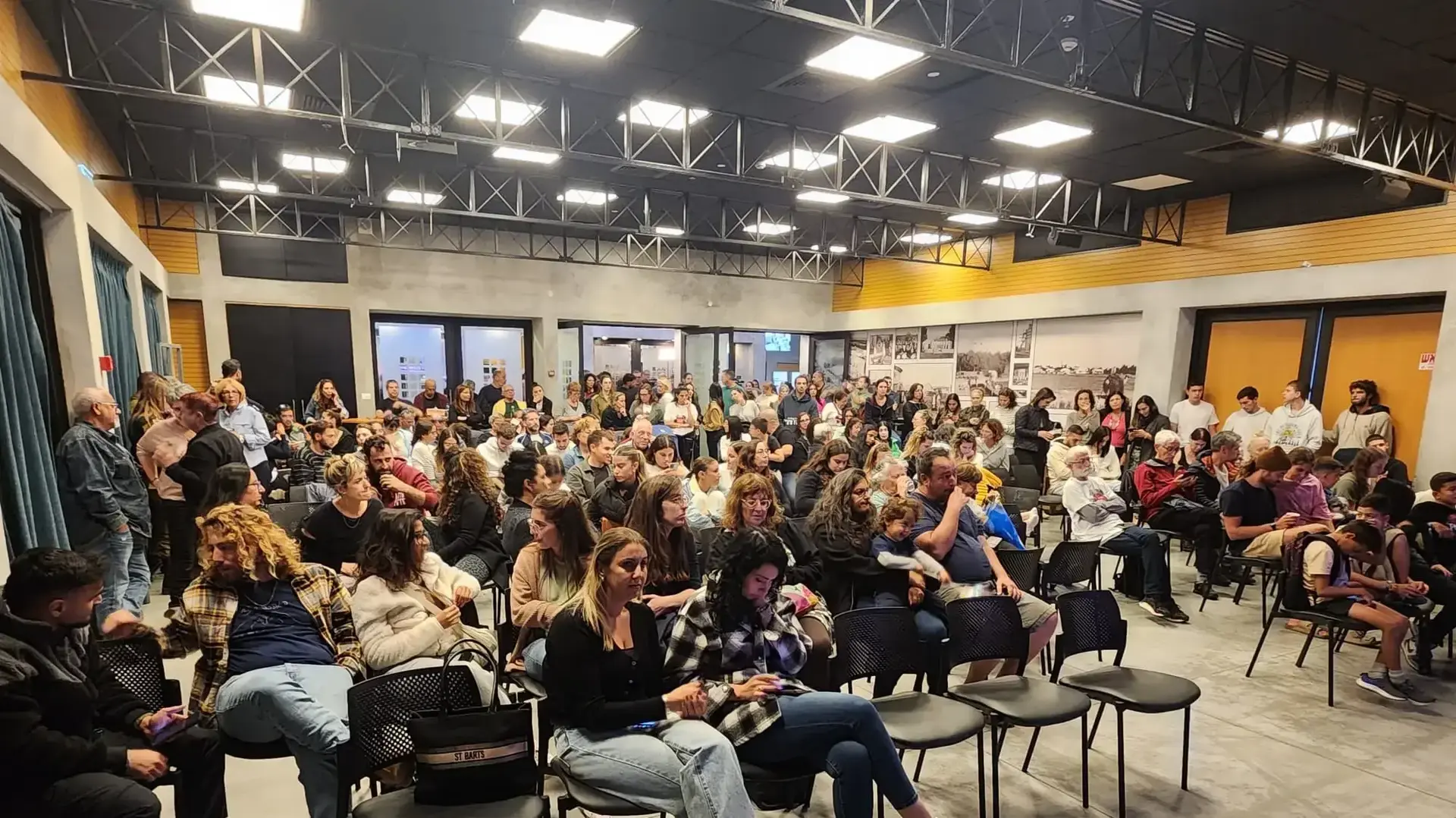 תושבי קיבוץ כפר עזה יושבים יחד באולם במלון שפיים, בו שוהות מרבית משפחות הקיבוץ כבר שבעה שבועות. 26 בנובמבר 2023 תושבי קיבוץ כפר עזה יושבים יחד באולם במלון שפיים, בו שוהות מרבית משפחות הקיבוץ כבר שבעה שבועות. 26 בנובמבר 2023