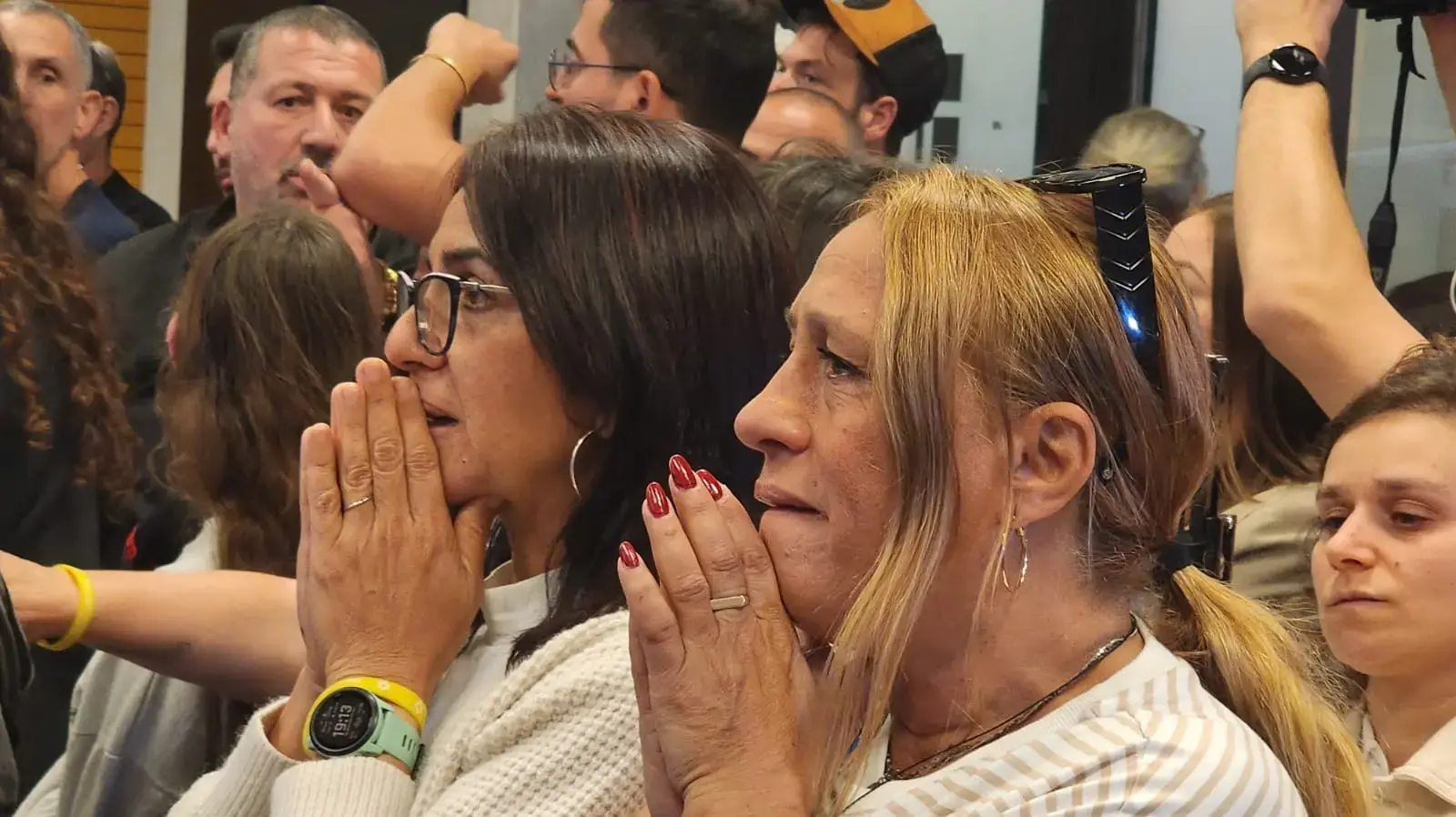 תושבי קיבוץ כפר עזה יושבים יחד באולם במלון שפיים, בו שוהות מרבית משפחות הקיבוץ כבר שבעה שבועות. 26 בנובמבר 2023 תושבי קיבוץ כפר עזה יושבים יחד באולם במלון שפיים, בו שוהות מרבית משפחות הקיבוץ כבר שבעה שבועות. 26 בנובמבר 2023