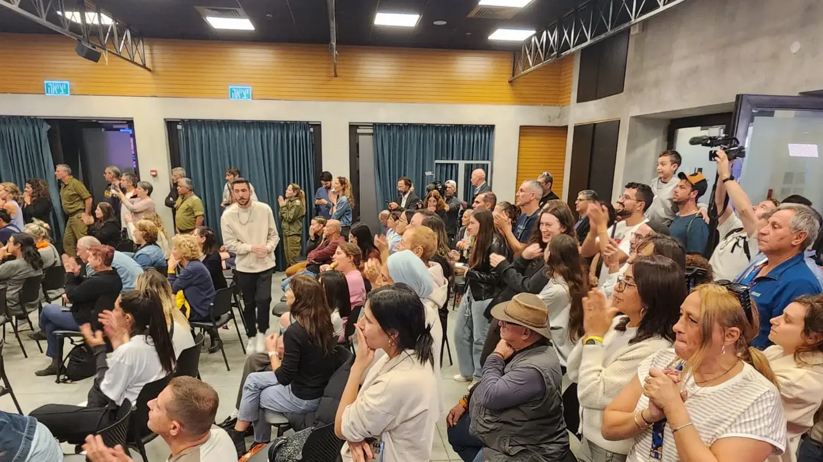 תושבי קיבוץ כפר עזה יושבים יחד באולם במלון שפיים, בו שוהות מרבית משפחות הקיבוץ כבר שבעה שבועות. 26 בנובמבר 2023 תושבי קיבוץ כפר עזה יושבים יחד באולם במלון שפיים, בו שוהות מרבית משפחות הקיבוץ כבר שבעה שבועות. 26 בנובמבר 2023