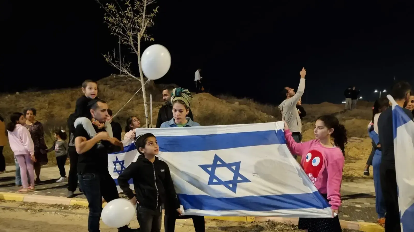 תושבי אופקים בקבלת פנים לשיירת החטופים החוזרים (הפעימה השלישית). 26 בנובמבר 2023 תושבי אופקים בקבלת פנים לשיירת החטופים החוזרים (הפעימה השלישית). 26 בנובמבר 2023
