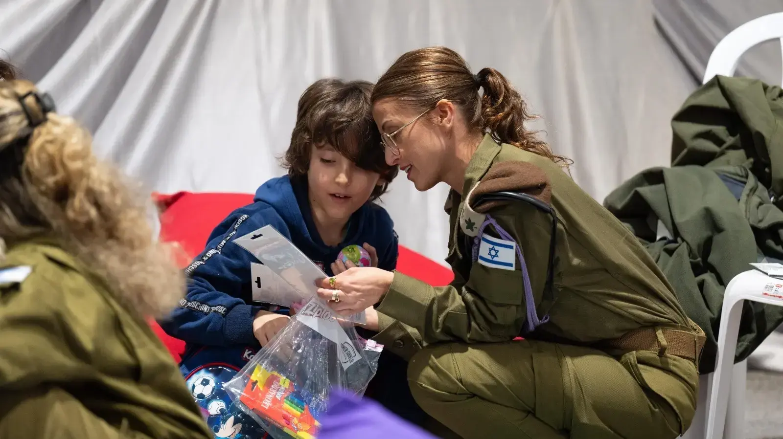 רגעי ההגעה ארצה של משפחת הרן שהם: שושן הרן, עדי שהם וילדיה נווה ויהל 25.11.23 רגעי ההגעה ארצה של משפחת הרן שהם: שושן הרן, עדי שהם וילדיה נווה ויהל 25.11.23
